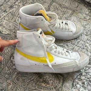 Nike mid 77 blazer yellow swoosh